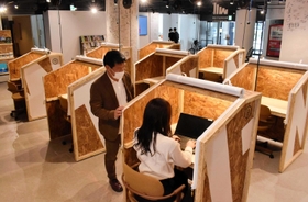 デスクが配置されたエントランスホール=城崎国際アートセンター デスクが配置されたエントランスホール=城崎国際アートセンター