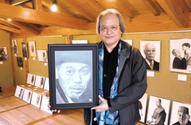 志村喬さんを描いた鉛筆画と太田公士さん=朝来市山東町粟鹿 志村喬さんを描いた鉛筆画と太田公士さん=朝来市山東町粟鹿