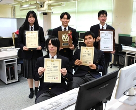 県大会で入賞し、近畿大会の団体や全国大会の個人戦出場を決めた生徒たち=和田山高校 県大会で入賞し、近畿大会の団体や全国大会の個人戦出場を決めた生徒たち=和田山高校