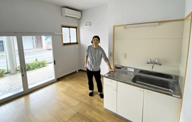 無償で貸し出す店舗を紹介する西垣崇史さん=豊岡市千代田町 無償で貸し出す店舗を紹介する西垣崇史さん=豊岡市千代田町