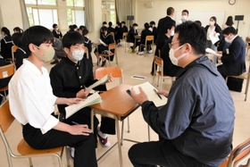 南但青年会議所メンバーらと意見交換する生徒たち=生野高校 南但青年会議所メンバーらと意見交換する生徒たち=生野高校