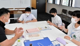荒木慎大郎議員(左)にインタビューするトライやる記者たち=豊岡市中央町 荒木慎大郎議員(左)にインタビューするトライやる記者たち=豊岡市中央町