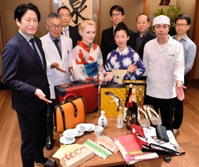 ハリウッドで城崎温泉や豊岡鞄、伝統工芸品などをプロモーションするメンバー=西村屋本館 ハリウッドで城崎温泉や豊岡鞄、伝統工芸品などをプロモーションするメンバー=西村屋本館