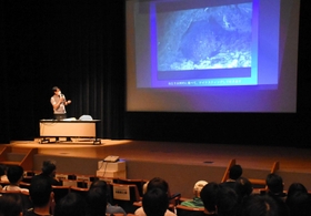 雄親の子育てなどについて説明する日本ハンザキ研究所の岡田純理事長=生野マインホール 雄親の子育てなどについて説明する日本ハンザキ研究所の岡田純理事長=生野マインホール