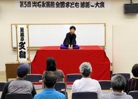 高座でユーモアたっぷりに熱演する出場者=豊岡市出石町内町 高座でユーモアたっぷりに熱演する出場者=豊岡市出石町内町