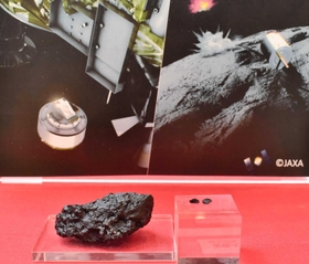 りゅうぐうから採取された石の実物大レプリカ2個(右)と10倍にしたレプリカ=玄武洞ミュージアム りゅうぐうから採取された石の実物大レプリカ2個(右)と10倍にしたレプリカ=玄武洞ミュージアム
