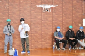 ドローンの講習を受ける参加者ら=豊岡市日高町名色 ドローンの講習を受ける参加者ら=豊岡市日高町名色