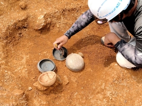 埋葬施設から出土した土器(県教育委員会提供)=新温泉町七釜 埋葬施設から出土した土器(県教育委員会提供)=新温泉町七釜
