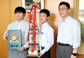 豊岡市の関貫久仁郎市長に戦績を報告した(左から)平瀬仁さんと弟の拳さん=豊岡市役所 豊岡市の関貫久仁郎市長に戦績を報告した(左から)平瀬仁さんと弟の拳さん=豊岡市役所