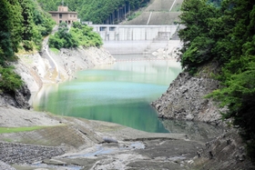貯水が大幅に減っている与布土ダム=朝来市山東町与布土 貯水が大幅に減っている与布土ダム=朝来市山東町与布土