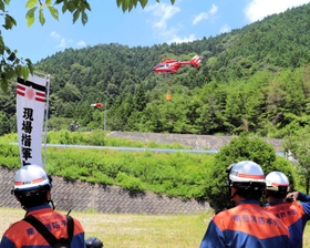 林野火災を想定して行われた県消防防災航空隊との合同訓練=養父市八鹿町高柳 林野火災を想定して行われた県消防防災航空隊との合同訓練=養父市八鹿町高柳