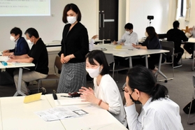 グループワークで話し合う参加者たち=豊岡稽古堂 グループワークで話し合う参加者たち=豊岡稽古堂