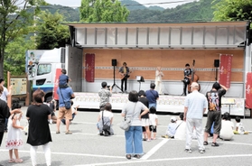 トラックを舞台に各地で開かれた宅配コンサート=道の駅あさご村おこしセンター トラックを舞台に各地で開かれた宅配コンサート=道の駅あさご村おこしセンター