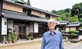 澁谷家住宅主屋の前に立つ7代目の澁谷喜正さん=豊岡市但東町中山 澁谷家住宅主屋の前に立つ7代目の澁谷喜正さん=豊岡市但東町中山