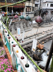 春来川に架かる温泉橋で風情を醸す風鈴=新温泉町湯 春来川に架かる温泉橋で風情を醸す風鈴=新温泉町湯
