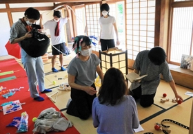 いろんな物の「間違った使い方」を試す参加者ら=出石家老屋敷 いろんな物の「間違った使い方」を試す参加者ら=出石家老屋敷