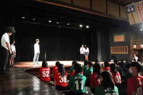 舞台を広く使って繰り広げられた演劇=出石永楽館 舞台を広く使って繰り広げられた演劇=出石永楽館