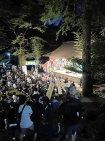 一宮神社の農村歌舞伎舞台前に多くの地元住民らが詰めかけた=豊岡市但東町 一宮神社の農村歌舞伎舞台前に多くの地元住民らが詰めかけた=豊岡市但東町
