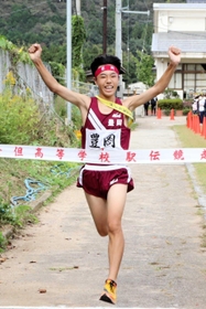 拳を握りしめてフィニッシュする豊岡の辻田晴聖選手=豊岡市出石町口小野 拳を握りしめてフィニッシュする豊岡の辻田晴聖選手=豊岡市出石町口小野