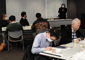 「男性らしさ」などについて意見を交わす参加者ら=豊岡市役所 「男性らしさ」などについて意見を交わす参加者ら=豊岡市役所