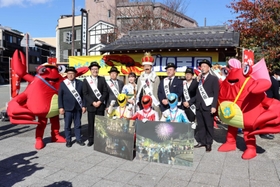 かに王国の国王や大臣に加え、城崎泉隊オンセンジャーらが出席した開国式=豊岡市城崎町湯島 かに王国の国王や大臣に加え、城崎泉隊オンセンジャーらが出席した開国式=豊岡市城崎町湯島