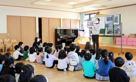 保育士から阪神・淡路大震災の話を聞く園児たち=西保育園 保育士から阪神・淡路大震災の話を聞く園児たち=西保育園