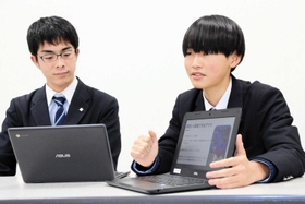 本番に向けて練習を重ねる宮下誠生さん(左)と河口雄吾さん=豊岡市立図書館 本番に向けて練習を重ねる宮下誠生さん(左)と河口雄吾さん=豊岡市立図書館