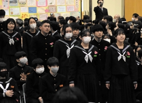 入場する和田山中学校の卒業生たち(中央)。今年はマスクを外した生徒もいた=朝来市和田山町柳原 入場する和田山中学校の卒業生たち(中央)。今年はマスクを外した生徒もいた=朝来市和田山町柳原