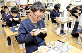 高柳地区自治協議会が寄贈したアルファ化米を試食する児童ら=高柳小学校 高柳地区自治協議会が寄贈したアルファ化米を試食する児童ら=高柳小学校
