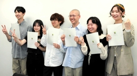 学生の演劇公演情報などを取りまとめ、発信する学生グループ「ヒボコ」のメンバーたち=豊岡市役所 学生の演劇公演情報などを取りまとめ、発信する学生グループ「ヒボコ」のメンバーたち=豊岡市役所