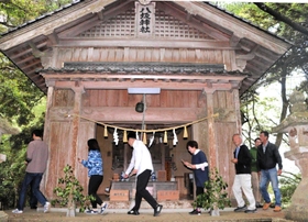 社殿の周囲を巡り、竹札を納める住民ら=豊岡市田結 社殿の周囲を巡り、竹札を納める住民ら=豊岡市田結