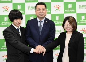 藤岡勇市長の激励を受ける西村真美さん(右)と﨑山皓斗さん(左)=朝来市役所 藤岡勇市長の激励を受ける西村真美さん(右)と﨑山皓斗さん(左)=朝来市役所