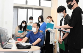 診察室などを見学する医学生ら=朝来市和田山町竹田 診察室などを見学する医学生ら=朝来市和田山町竹田