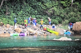 カヌーで岩場に上がり、漂着したごみやボートを回収する中学生たち=豊岡市竹野町竹野 カヌーで岩場に上がり、漂着したごみやボートを回収する中学生たち=豊岡市竹野町竹野