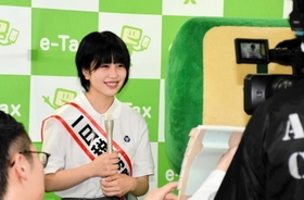 動画の撮影に挑戦する小西梨乃さん=和田山税務署 動画の撮影に挑戦する小西梨乃さん=和田山税務署