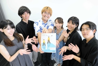 2度目の豊岡公演をPRする「遊学生」のメンバーたち=豊岡市役所