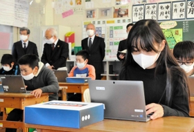 配られたタブレットパソコンを早速使う児童たち=船城小学校 配られたタブレットパソコンを早速使う児童たち=船城小学校