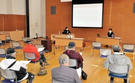 丹波市議会で否決された商品券交付事業について市議2人が意見を交わした公開討論会=丹波市春日町黒井 丹波市議会で否決された商品券交付事業について市議2人が意見を交わした公開討論会=丹波市春日町黒井