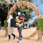 兵庫県丹波市山南町和田の狭宮神社で16日、厄神祭が始まった。同日の宵宮祭には多くの地元住民らが訪れ、薬草などで作られた茅(ち)の輪をくぐりつつ、厄よけや1年の健康などを願っていた。