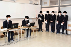 オンラインでの発表を行う生徒ら=柏原高校 オンラインでの発表を行う生徒ら=柏原高校