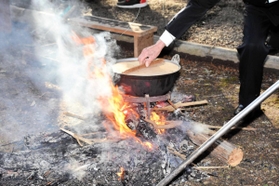 火にかけられた鍋=折杉神社 火にかけられた鍋=折杉神社