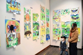 オオムラサキを描いた作品がずらりと並ぶ会場=丹波の森公苑 オオムラサキを描いた作品がずらりと並ぶ会場=丹波の森公苑