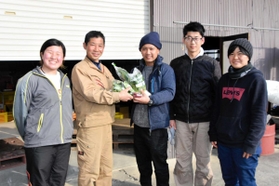 高見康彦代表(左から2人目)に野菜などを届けた、農の学校の学生ら=丹波たかみ農場 高見康彦代表(左から2人目)に野菜などを届けた、農の学校の学生ら=丹波たかみ農場