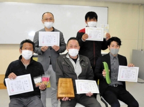 グランプリに輝いた芦田ポートリーの芦田昭也社長(前列中央)ら5団体の代表=氷上高校 グランプリに輝いた芦田ポートリーの芦田昭也社長(前列中央)ら5団体の代表=氷上高校