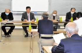 会派分裂の経過を説明する石川憲幸県議(左から2人目)=丹波市氷上町本郷 会派分裂の経過を説明する石川憲幸県議(左から2人目)=丹波市氷上町本郷