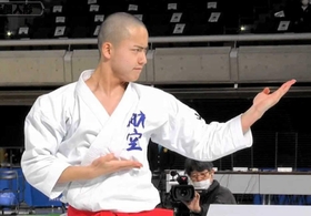 「全国高校空手道選抜大会」で演武する大槻瑛士選手(全日本空手道連盟のユーチューブ公式チャンネルから抜粋) 「全国高校空手道選抜大会」で演武する大槻瑛士選手(全日本空手道連盟のユーチューブ公式チャンネルから抜粋)
