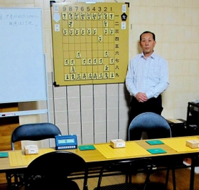 自宅で「将棋教室 今田」を開設する田中靖剛さん=丹波篠山市 自宅で「将棋教室 今田」を開設する田中靖剛さん=丹波篠山市