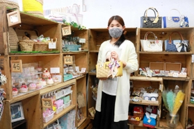全国から集まったハンドメイド作品を並べた木箱と金崎美和さん=丹波篠山市西本荘 全国から集まったハンドメイド作品を並べた木箱と金崎美和さん=丹波篠山市西本荘
