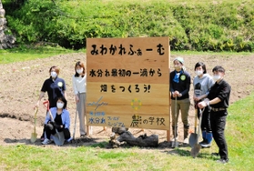 遊休農地での農業体験教室への参加を呼び掛けるスタッフら=丹波市氷上町石生 遊休農地での農業体験教室への参加を呼び掛けるスタッフら=丹波市氷上町石生