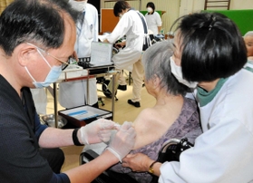 新型コロナウイルスワクチンの接種を受ける特別養護老人ホームの利用者ら=丹波市氷上町新郷 新型コロナウイルスワクチンの接種を受ける特別養護老人ホームの利用者ら=丹波市氷上町新郷